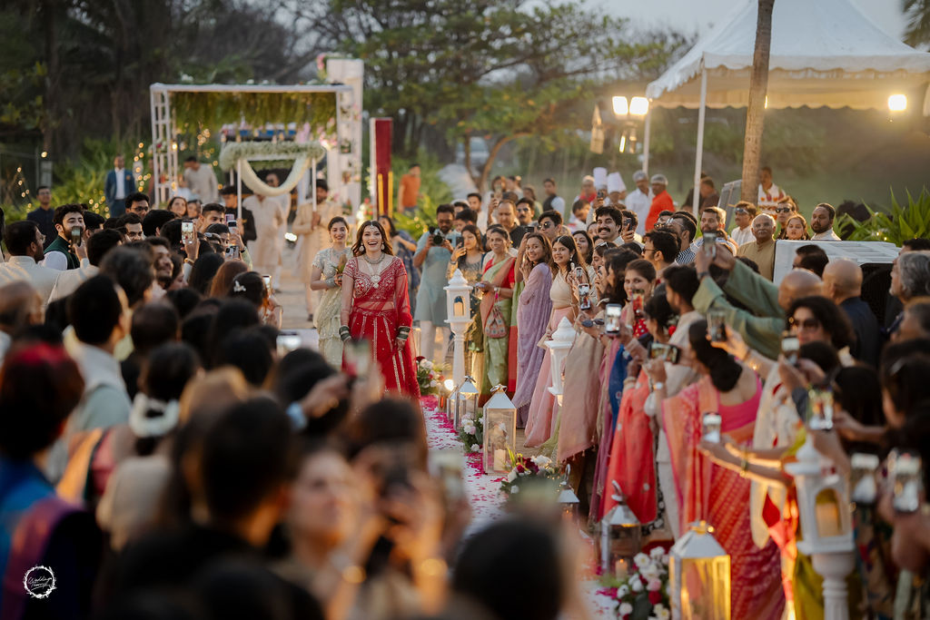 How to Share Wedding Photos With Family and Friends